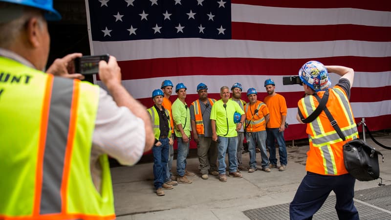 Des travailleurs new yorkais dans le secteur de la Construction posant avec le drapeau américain, proche de la tour du World Trade Center, le 23 juin 2016.