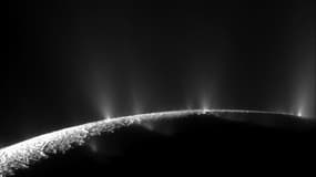 La surface glacée d'Encelade, une lune de Saturne, prise en photo par la sonde Cassini de la Nasa.