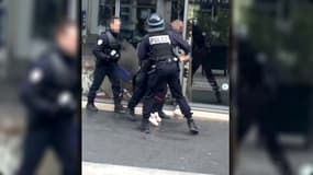 L'IGPN a ouvert une enquête après la diffusion d'une vidéo montrant un adolescent frappé par des policiers.