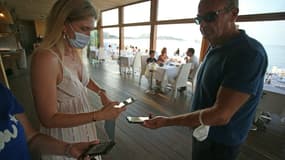 Vérification du pass sanitaire à l'entrée d'un restaurant le 23 juillet 2021 à l'Ile Rousse, en Corse 
