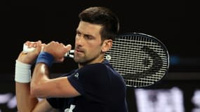 Novak Djokovic à l'entraînement avant l'Open d'Australie, à Melbourne, le 14 janvier 2022 