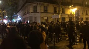 Une centaine de manifestants anti-confinement ont défilé jeudi soir à Paris.