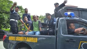 Des personnels pénitentiaires recapturent des détenus qui se sont évadés, le 5 mai 2017 à Pekanbaru, en Indonésie