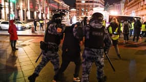 Une foule de policiers casqués et des fourgons cellulaires ont été déployés dans la nuit, au pied du Kremlin, puis à d'autres endroits de la capitale.
