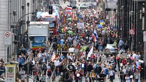 Des manifestants se rassemblent pour protester contre les restrictions imposées pour lutter contre le nouveau coronavirus, le 29 août 2020 à Berlin.