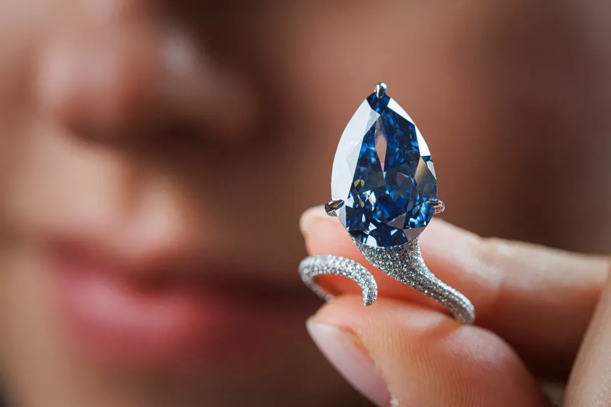 C'est une pierre "d'une pureté exceptionnelle" un diamant bleu a été — free download
