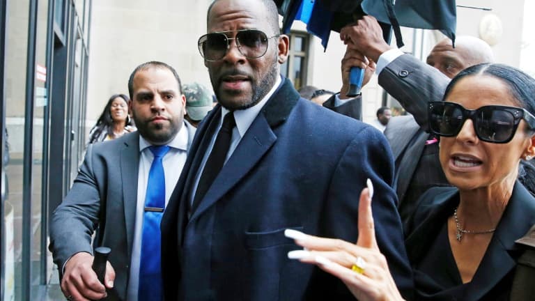 Le chanteur R. Kelly arrivant pour une audience dans un tribunal de Chicago, le 7 mai 2019
