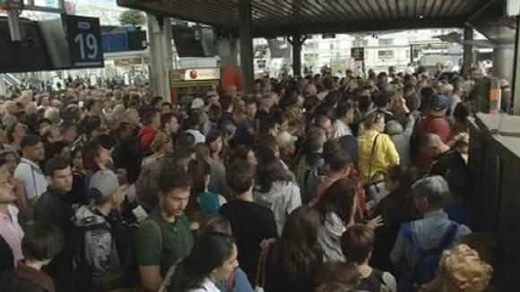 Exaspération des voyageurs Gare de Lyon, à Paris, dimanche. Exaspération des voyageurs Gare de Lyon, à Paris, dimanche.