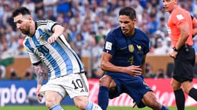 Lionel Messi et Raphaël Varane lors de la finale du Mondial 2022 entre l'Argentine et la France