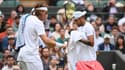 L'Australien Nick Kyrgios (R) et le Grec Stefanos Tsitsipas changent de côté pendant leur match de tennis masculin en simple lors de la sixième journée de Wimbledon 2022, le 2 juillet 2022.
