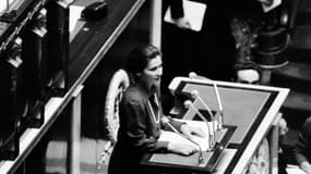 La ministre française de la Santé Simone Veil prononce le 26 novembre 1974 un discours devant l'Assemblée nationale à Paris pour défendre sa loi sur "l'interruption volontaire de grossesse" visant à légaliser l'avortement en France, qui sera adoptée après quelque 25 heures d'intenses débats. 