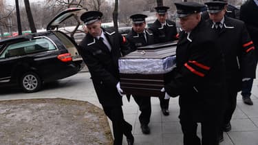 Plusieurs centaines de personnes étaient rassemblées tôt mardi matin à Moscou devant le Centre Sakharov où ont commencé les obsèques de l'opposant Boris Nemtsov