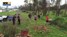 Un rugbyman australien fonce dans un mur de briques