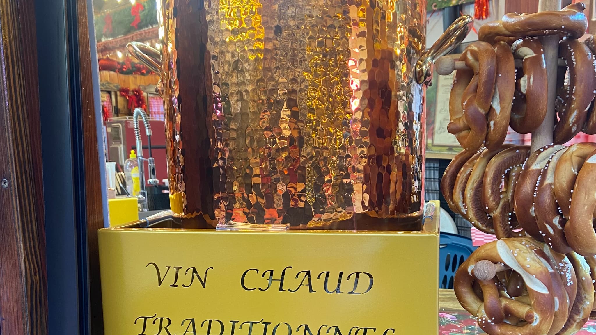 Vin chaud vendu au marché de Noël des Tuileries, à Paris Vin chaud vendu au marché de Noël des Tuileries, à Paris