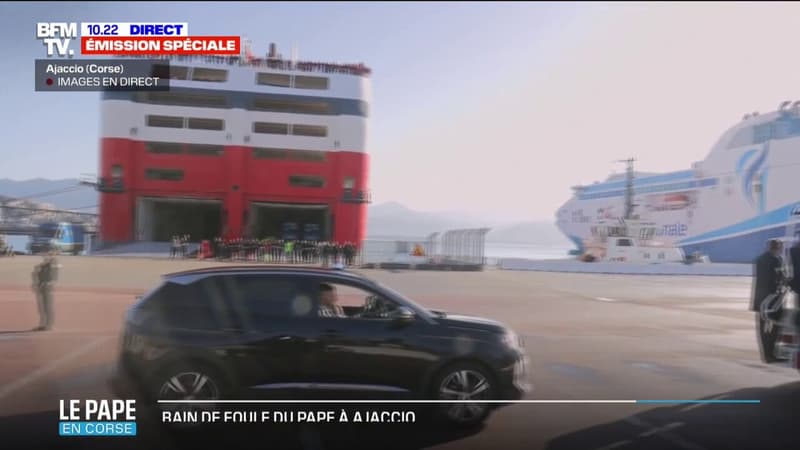 Corse: une haie d'honneur des marins pour le pape François