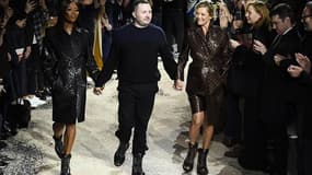 Kate Moss et Naomi Campbell, encadrant Kim Jones, le directeur artistique de Vuitton, le 18 janvier à Paris.