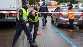 Des policiers à l'extérieur d'une garderie où un homme a attaqué plusieurs enfants, à Zurich, en Suisse, le 1er octobre 2024.