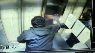 José Vergara coincé dans l'ascenseur infernal à Providencia au Chili le 7 juillet 2014.