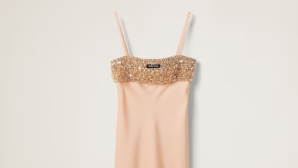 Robe en satin brodé Miu Miu. Robe en satin brodé Miu Miu.