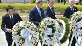 Les ministres japonais Fumio Kishida, américain John Kerry, britannique Philip Hammond et canadien Stephane Dion lors d'un hommage aux victimes de la bombe atomique le 11 avril 2016 à Hiroshima