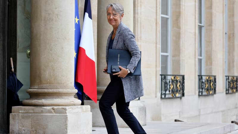 Élisabeth Borne, la Première ministre, arrive sur le Perron de l'Élysée pour le premier conseil des ministres de son gouvernement, le 23 mai 2022