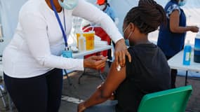 Une femme se fait vacciner à Pretoria en Afrique du Sud lors des élections locales. 1er novembre 2021