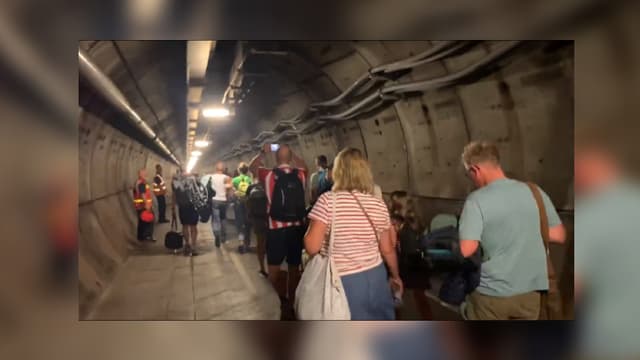 Des centaines passagers de l'Eurotunnel entre la France et l'Angleterre ont dû évacuer par un tunnel de service mardi soir.