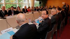 La deuxième conférence sociale du quinquennat de François Hollande s'est ouverte jeudi à Paris dans un climat bien moins consensuel que la première, à l'approche d'une réforme des retraites qui divise profondément les partenaires sociaux. /Photo prise le