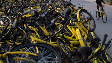 En Chine, l'essor rapide des vélos en libre-service a entraîné un chaos auquel les autorités souhaitent mettre fin.