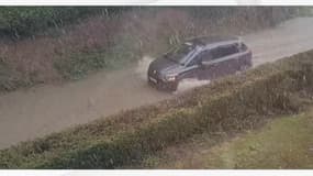 Une voiture fait face à une rue inondée à Plouha (Côtes-d'Armor)