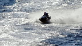 Dale McLaughlan a chevauché un jet-ski pour la première fois de sa vie, et traversé une mer déchaînée et à environ 8°C.