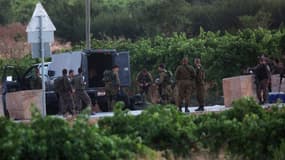 Les soldats israéliens stationnent le 30 juin dans le village de Halhoul, où doit se réunir en urgence un cabinet de sécurité qui doit décider des suites à donner à la découverte des corps des trois jeunes enlevés le 12 juin.