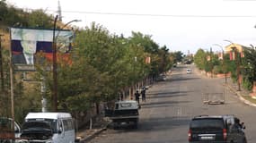 La police azérie patrouille à proximité de Stepanakert, reprise la semaine dernière, dans la région du Haut-Karabakh contrôlée par l'Azerbaïdjan, le 2 octobre 2023