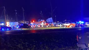 Des services de secours interviennent après des tornades dans le Mississipi, aux États-Unis, le 25 mars 2023