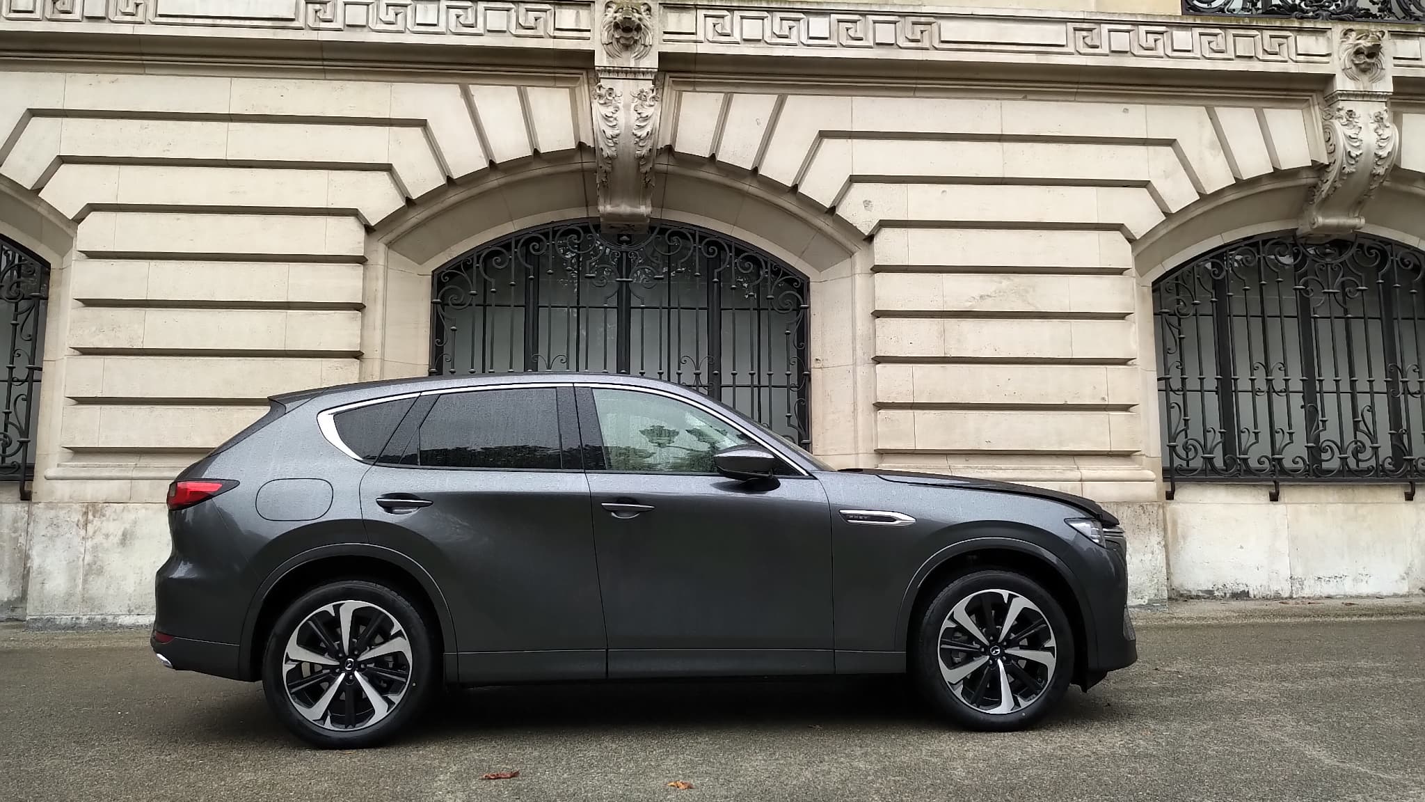 Le Mazda CX-60 est long de 4,70 mètres, avec des jantes de 20 pouces. Le Mazda CX-60 est long de 4,70 mètres, avec des jantes de 20 pouces.