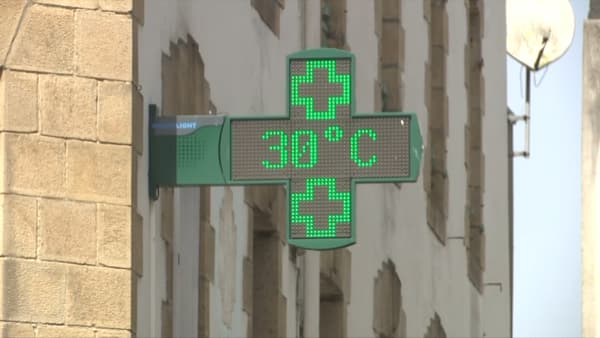Un thermomètre affichant les 30 degrés à Vannes, Morbihan, le 5 septembre 2023 