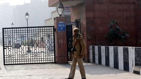 Cinq des six auteurs présumés du viol d'une étudiante indienne le 16 décembre dernier à New Delhi ont été présentés lundi devant le tribunal du district de Saket, dans le sud de la capitale, pour une audience consacrée à la lecture de leur acte d'accusati