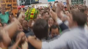 Scènes de liesse à l'aéroport de Lisbonne pour accueillir les joueurs de la sélection portugaise de rugby, le 10 octobre 2023