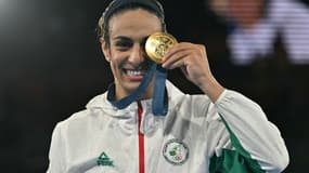 La championne olympique de boxe algérienne Imane Khelif pose avec sa médaille le 9 août 2024 à Paris