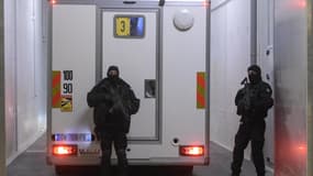 Des membres d'ERIS (Equipes régionales d'intervention et de sécurité) gardent un convoi de prisonniers arrivant de la maison d'arrêt de Mulhouse vers la nouvelle prison de Lutterbach, le 9 novembre 2021.
