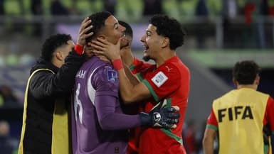 Le gardien Abdelhakim Mesbahi célébré par ses partenaires après la victoire du Maroc contre la France en demi-finale de la Coupe du monde U20 (1-1, 5 t.a.b. 4), le 15 octobre 2025