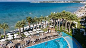 Les clients d'un l'hôtel nagent dans une piscine à Cesme, dans la province d'Izmir en Turquie, le 30 juillet 2025.