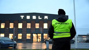 Emma Hansson, présidente d'IF Metall Stockholms län, devant le centre de service du constructeur de voitures électriques Tesla à Segeltorp, au sud de Stockholm, alors que les travailleurs font grève pour la signature d'une convention collective le 27 octobre 2023.