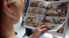 Une lectrice devant un album d'Astérix et Obélix.