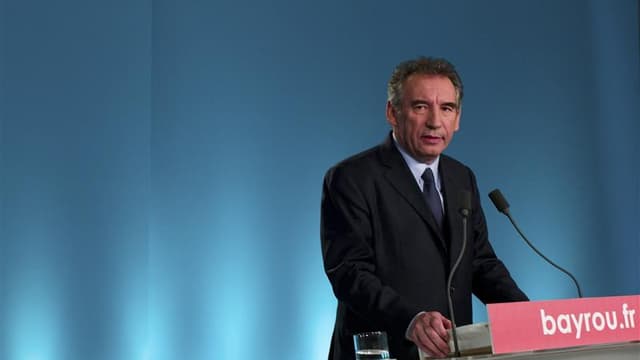 François Bayrou, qui réserve son choix pour le second tour de l'élection présidentielle, a jugé mercredi "absurdes" et "offensants" les propos de Nicolas Sarkozy dressant un parallèle entre les électeurs centristes et ceux du Front national. /Photo prise