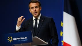 Le président français Emmanuel Macron tient une conférence de presse lors d'un sommet de l'UE à Porto (Portugal), le 8 mai 2021
