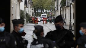 Des forces de l'ordre sécurisant le périmètre autour des anciens locaux de Charlie Hebdo où une attaque terroriste survenue vendredi a fait deux blessés. 