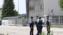 Des gendarmes français montent la garde devant un collège où une assistante maternelle de 31 ans a été poignardée par un élève de 15 ans lors d'une fouille de sac à Nogent, dans l'est de la France, le 10 juin 2025.