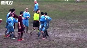 L’arbitre reste stoïque après l’agression d’un joueur
