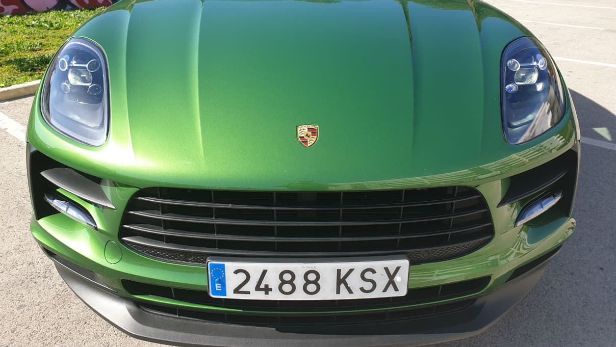 La nouvelle face avant du Macan intègre de nouveaux phares Led de série et des clignotants rabaissés. La nouvelle face avant du Macan intègre de nouveaux phares Led de série et des clignotants rabaissés.